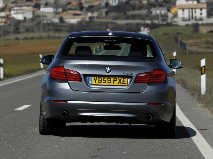  BMW 535i Sedan 2010 года  (UK) (фото 9 из 16)